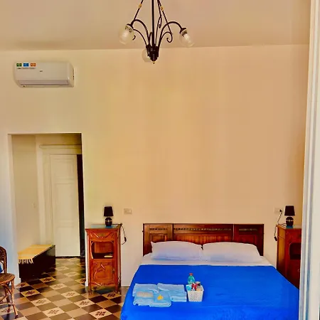 Sedile Dei Nobili בית הארחה 4*